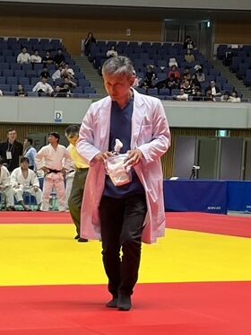 柔道大会で救護活動を行う院長