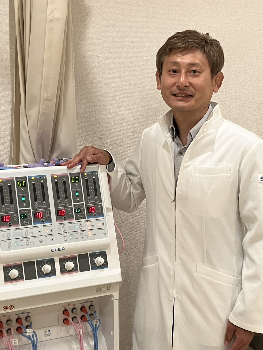 正面を向いた武藤トラスト接骨院院長・武藤耕太